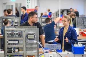 Zukunft auf Rekordniveau: Die Deutsche Bahn freut sich über 6000 neue Azubis zum Ausbildungsstart