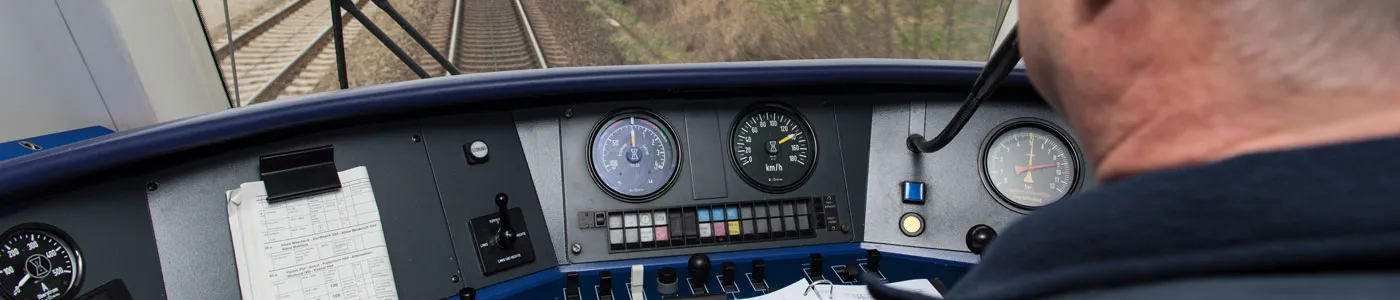 Nahaufnahme der Steuerinstrumente eines Lokführerstandes.