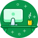 Grünes Icon: Arbeitsplatz mit Computer Kaffeetasse und Büromaterial.