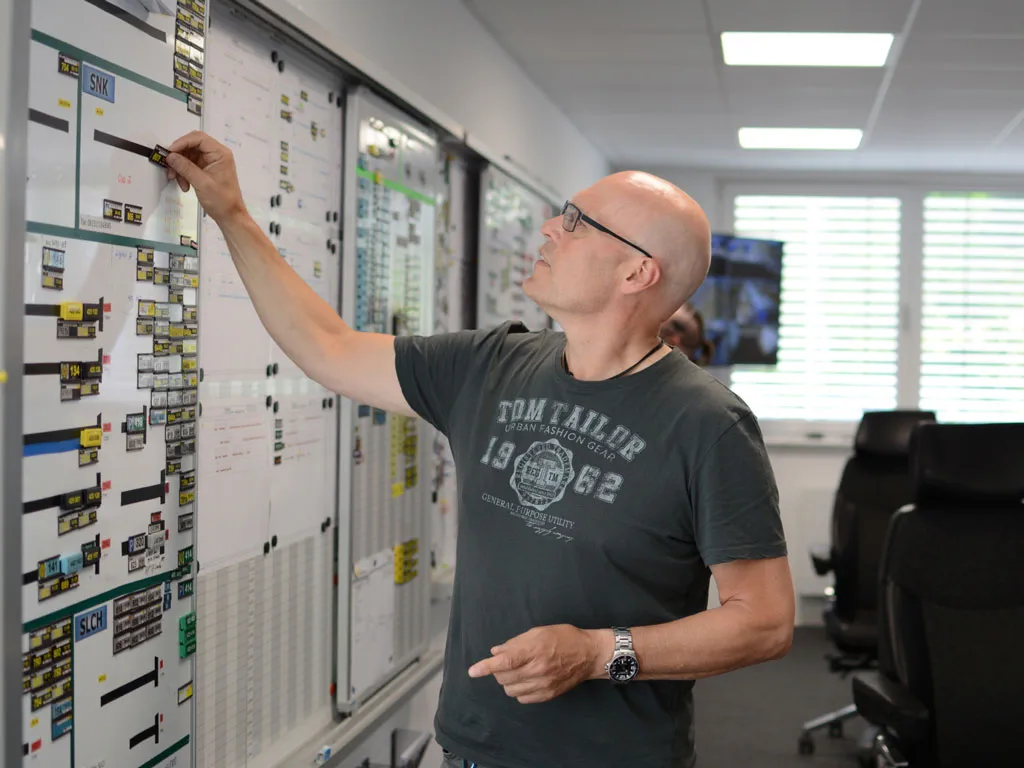 Techniker inspiziert eine Schalttafel in einem Planungsbüro.