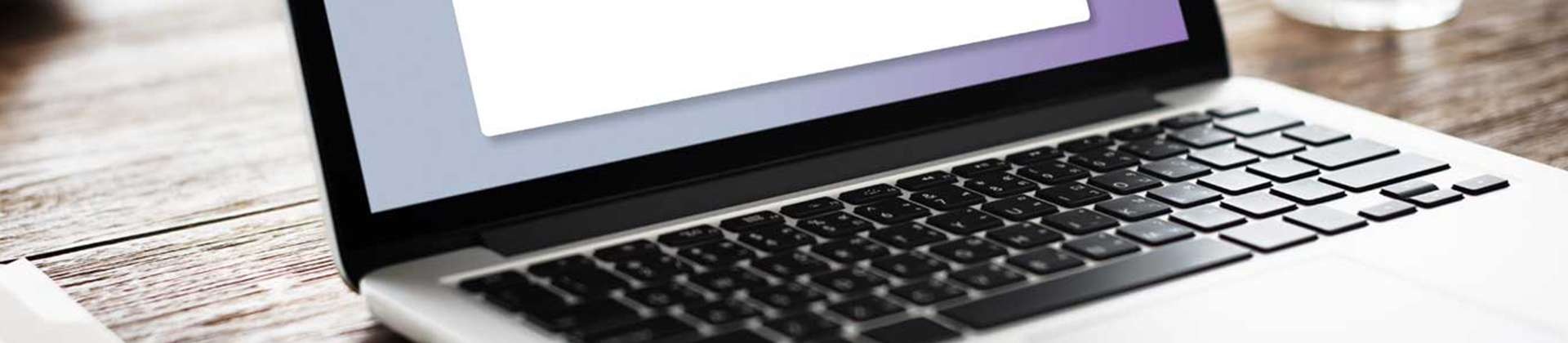 ein aufgeklappter Laptop