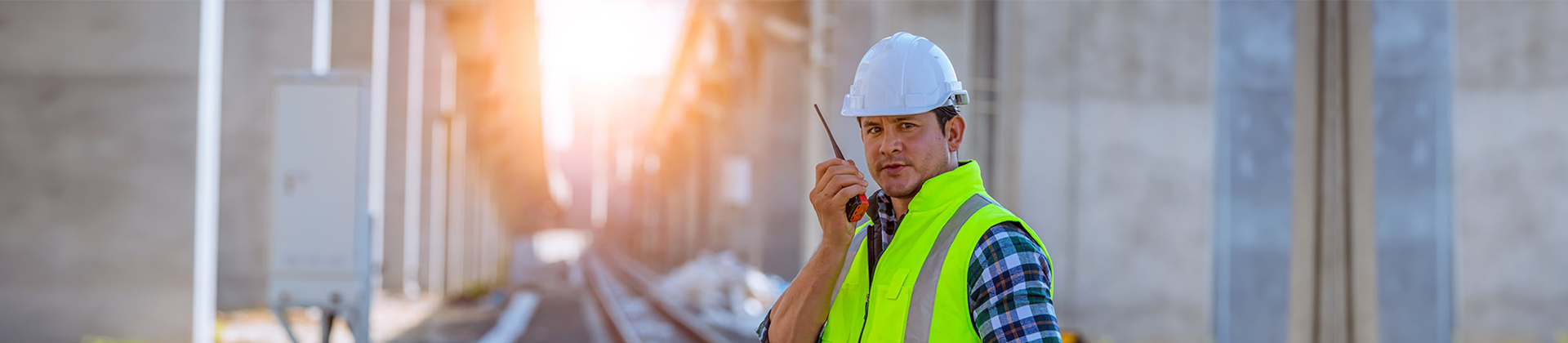 Ein Mann mit Warnweste spricht in einen Walkie-Talkie